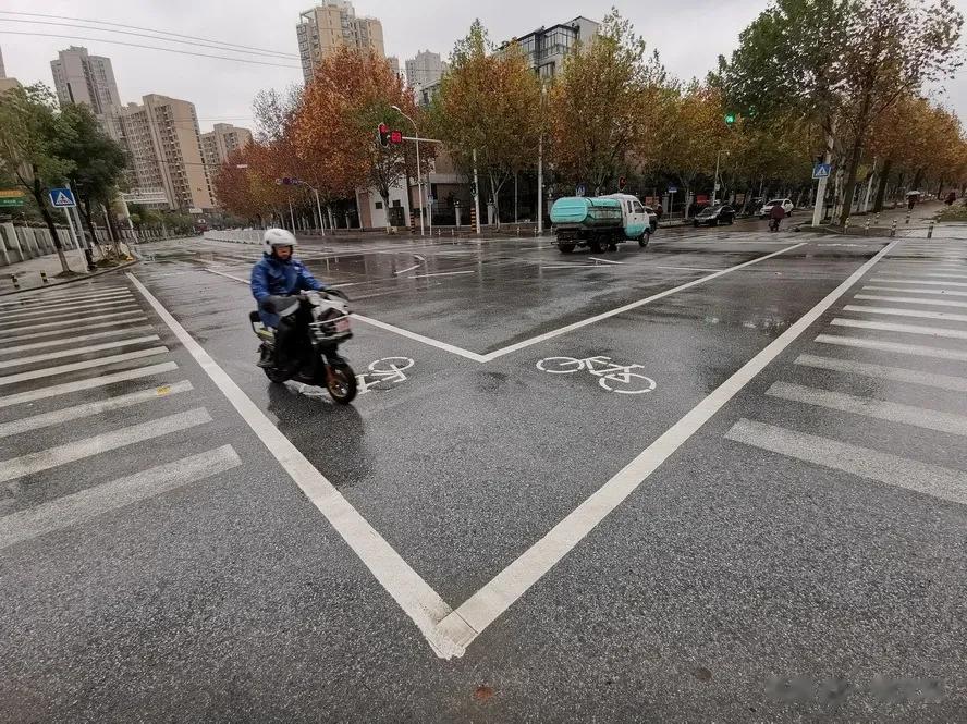 武汉为啥许多道路没有非机动车道？

之前就发现武汉有些道路都不规划非机动车道，导