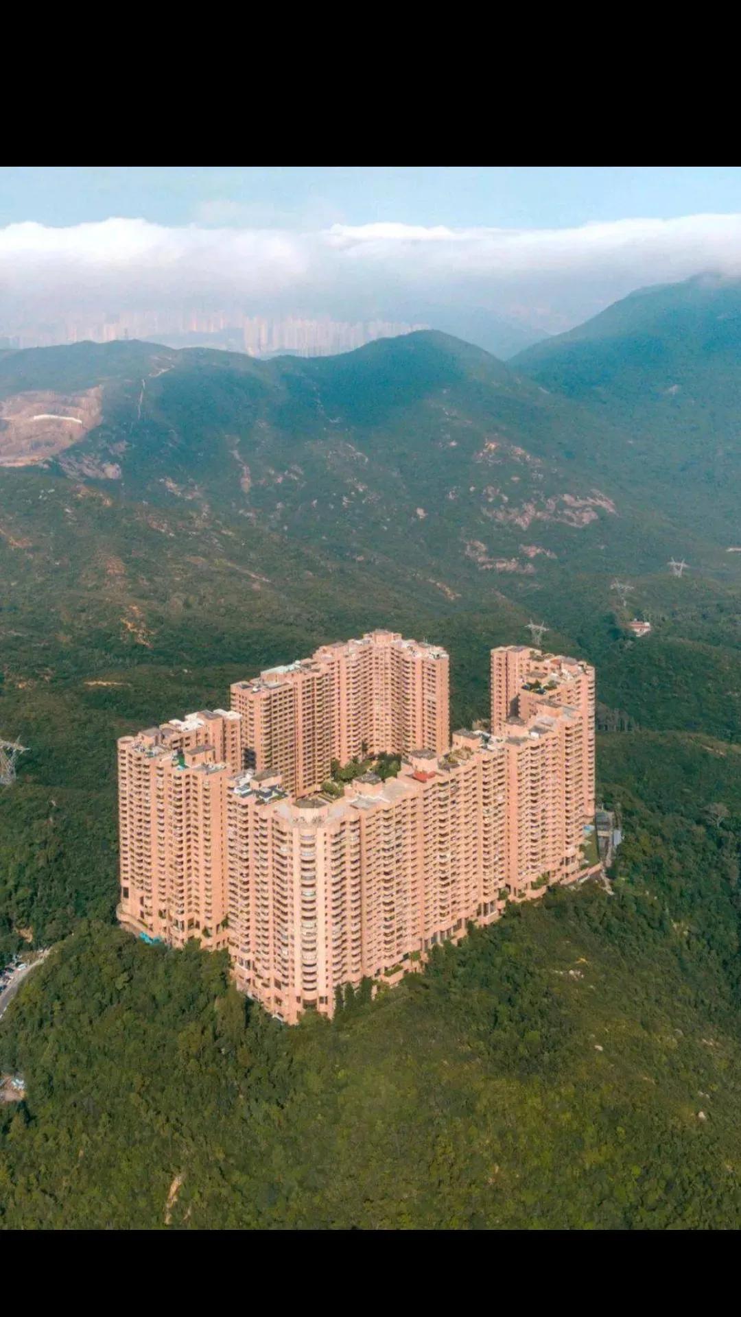 香港的这个豪宅楼盘小区真的很特别，孤零零的矗立在山上！

这个小区名字叫做阳明山