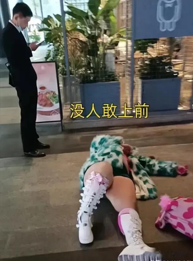 “太侮辱人了！”[捂脸]

近日广州，发生了一件让人哭笑不得的事情。一名女子与网