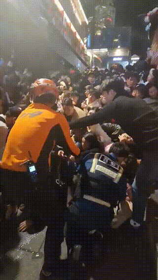 300多人，18平米空间，叠了