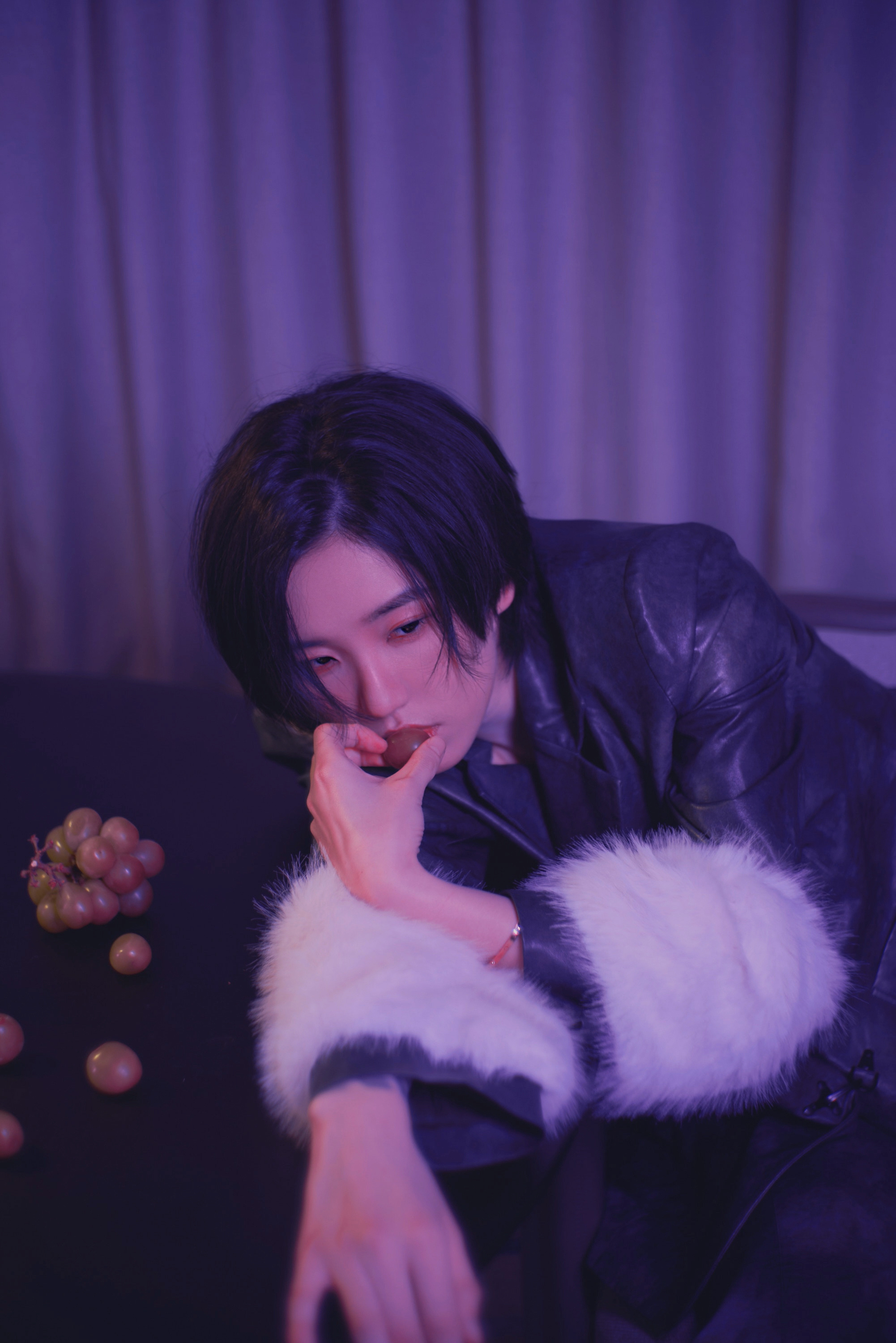 #陆柯燃光影氛围感随拍# 陆柯燃光影氛围感随拍~黑色皮衣太飒了[酷]小陆公主👸