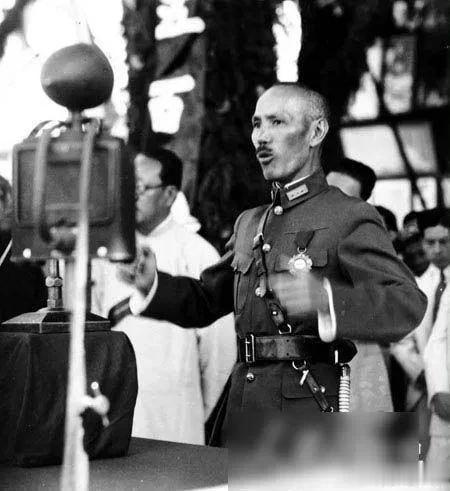 【蒋介石放弃中业岛经过】1947年，当时的国民政府将东沙、西沙、中沙、南沙四群岛