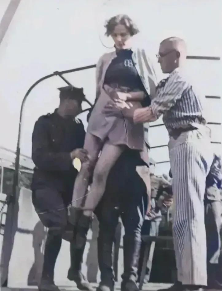 这样一位貌美如花的女人却背负着恶名，作为纳粹高官，她曾经担任过一名集中营的女看守