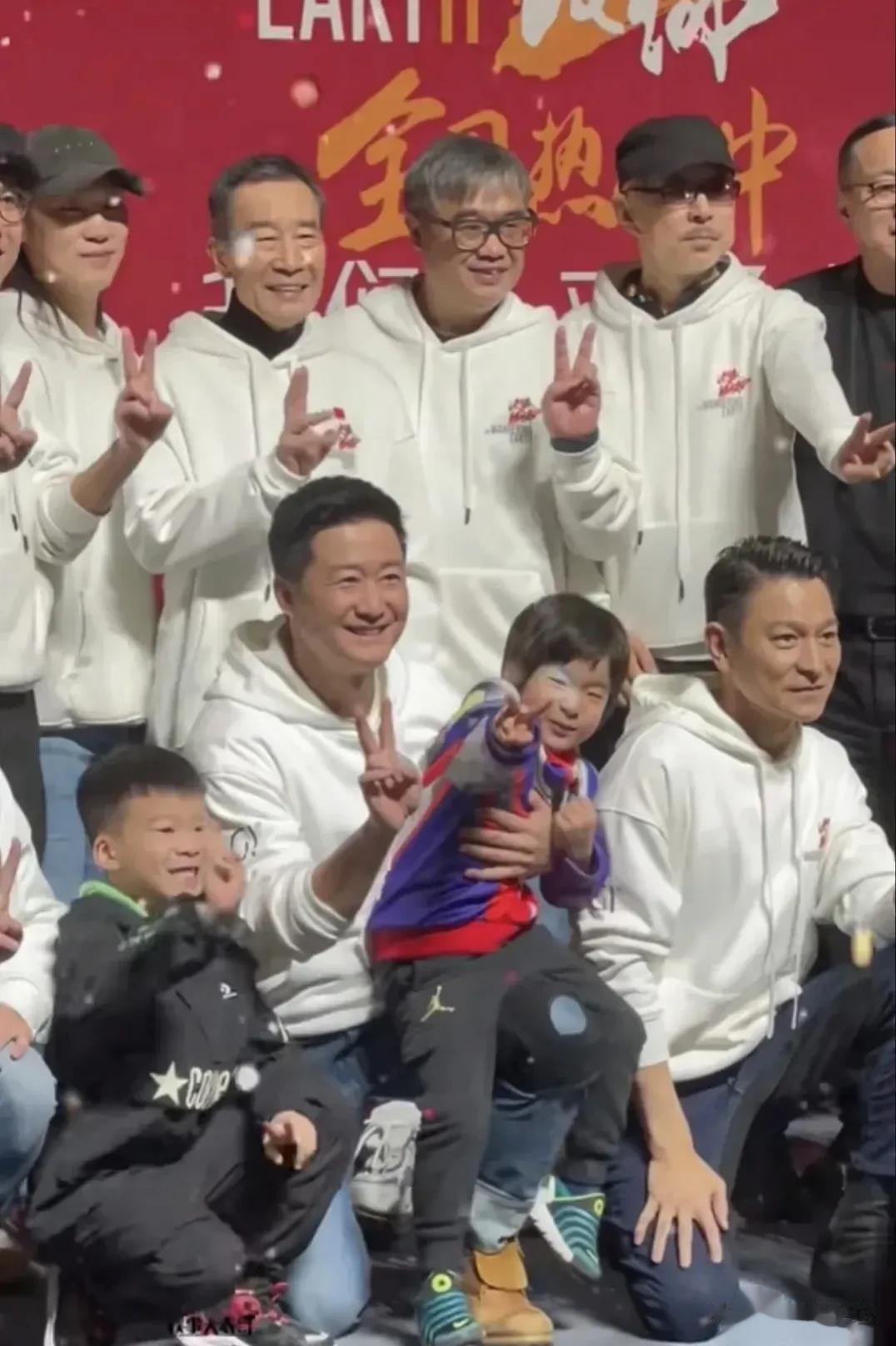 我的天，61岁的刘德华和48岁的吴京，真的看不出两人有什么年龄差距，感觉两个就是