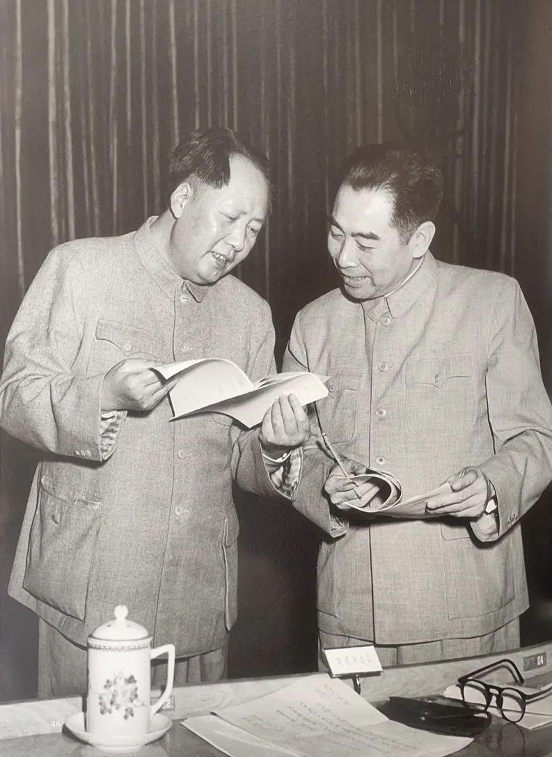 1953年，毛主席和周总理在中央人民政府委员会会议上。
毛主席和周总理是最亲密的