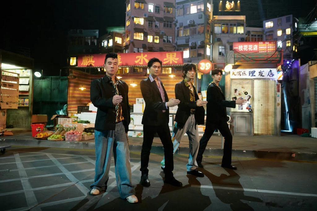 《披荆斩棘》第二季一公舞台共有八组歌手，以不同的形式绽放魅力。
吴克群部落的《新