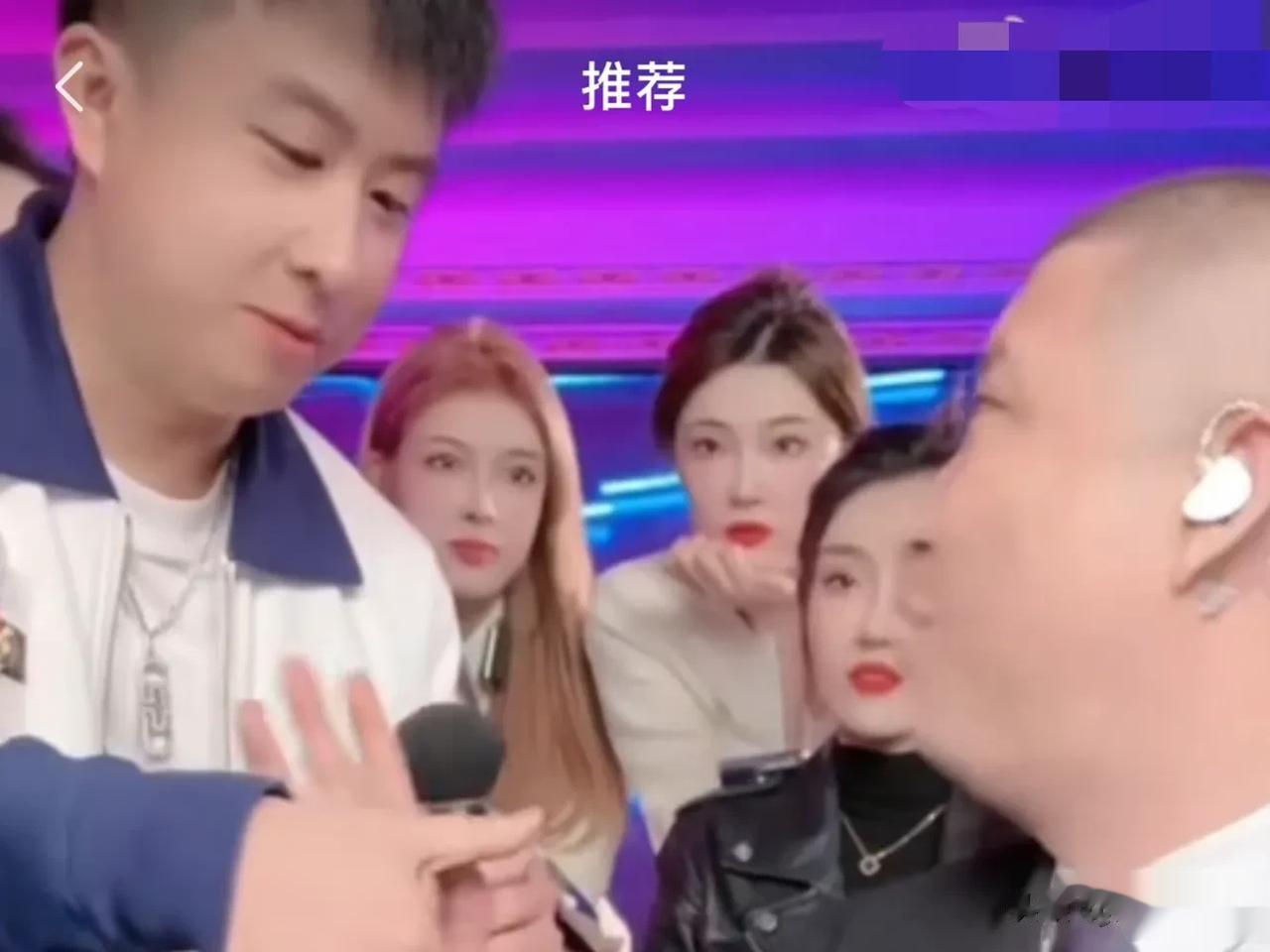 二驴透露辛巴替娃娃出面斥责了小亮  但小亮说离婚原因是娃娃先出车九的保镖

二驴