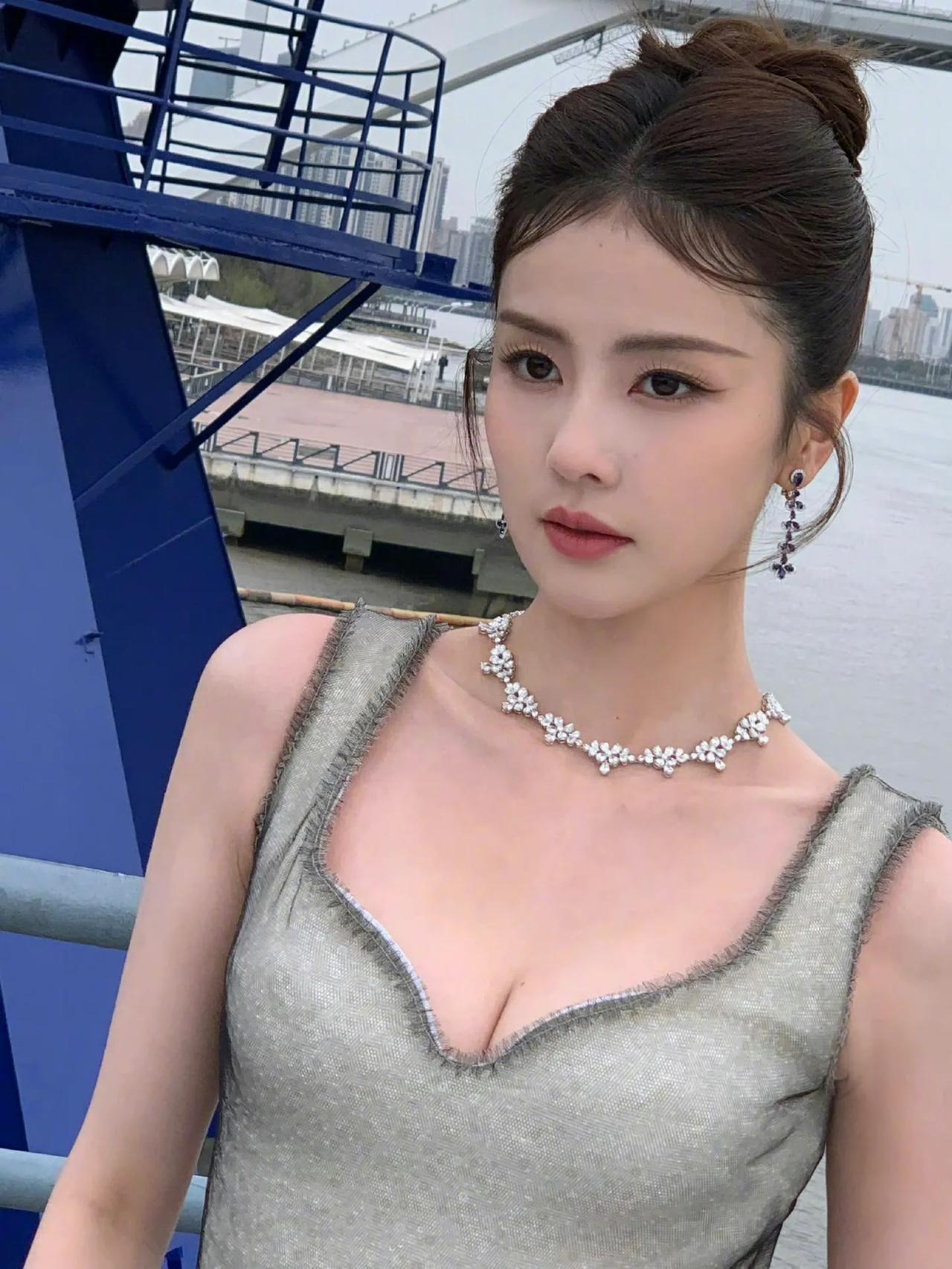 白鹿今天太美了！
又辣又美[爱慕]真的是原相机拍出来的吗？胸口有痣的女人果然福气