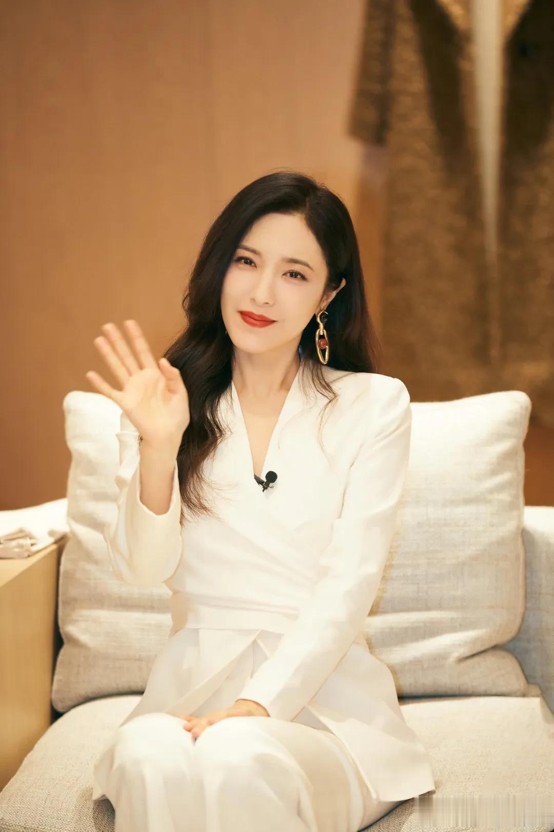  曾黎的美貌和气质，代表了内娱女演员的颜值天花板，这么说没人会反对吧！