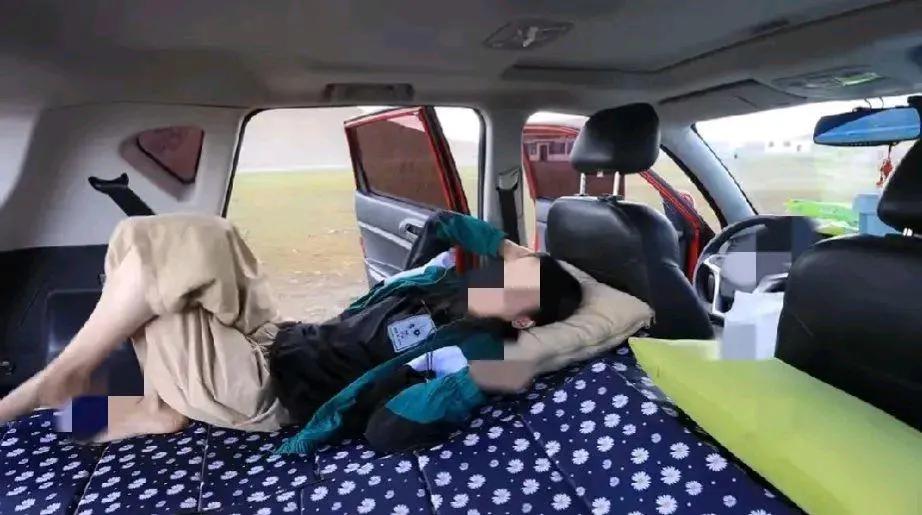 2男1女自驾游，开了一间双人床大房间，男子出去买水，女友竟然和自己兄弟发生了性关