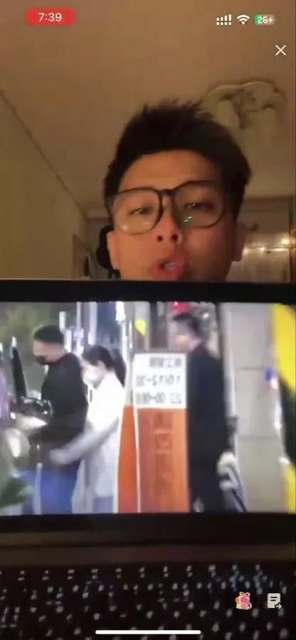 汪小菲依旧叫S妈丈母娘

狗仔葛斯齐爆料，说在2号的时候，跟了汪小菲好几个小时。