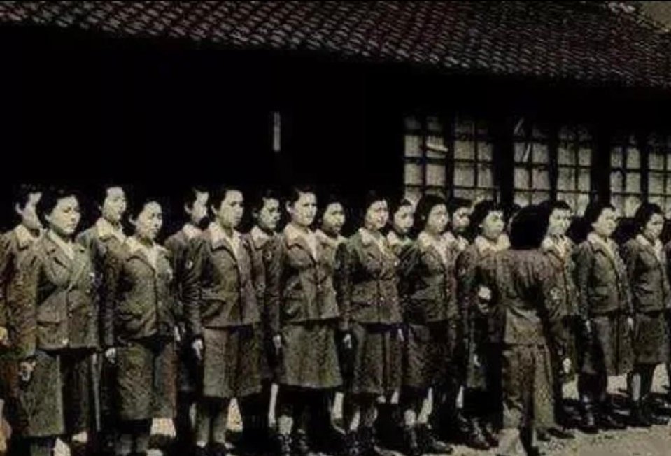 #历史那些事[超话]#苏联士兵强迫9名日本女战俘与他发生性关系，并在森林里躲了近