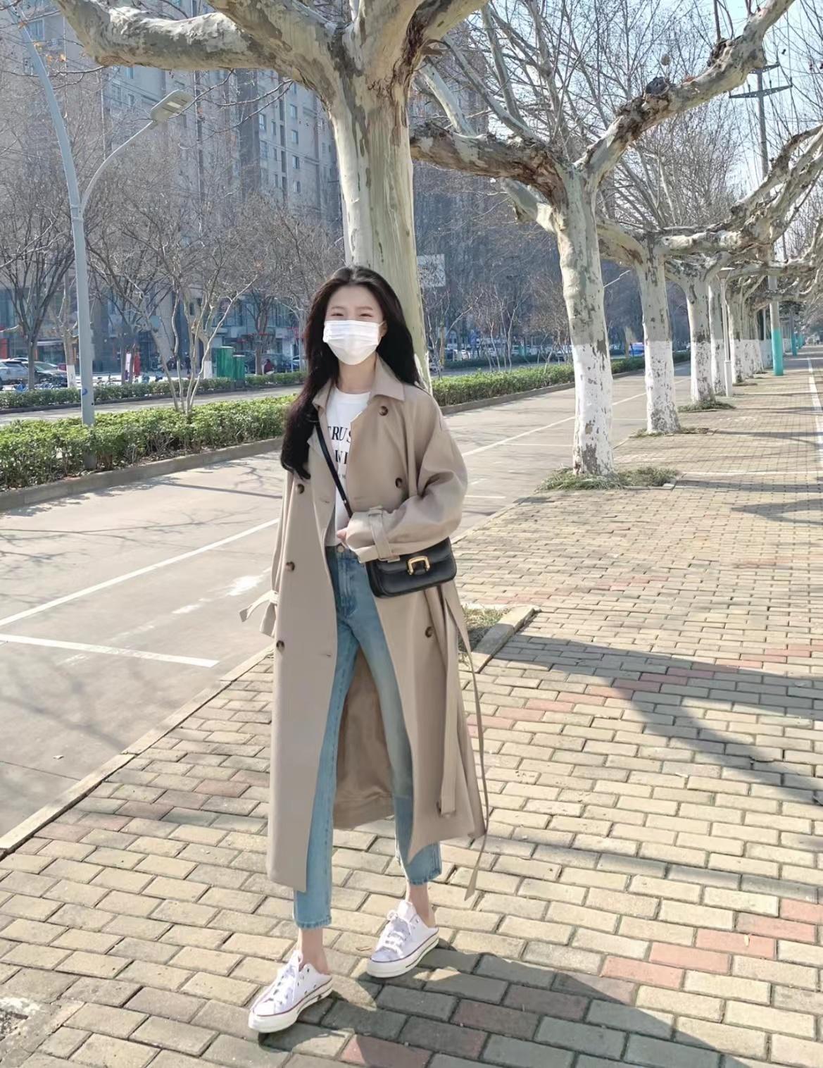 想要优雅又高级的气场，怎能没有风衣？
春季的气温总是飘忽不定，前两天还在穿毛衫卫