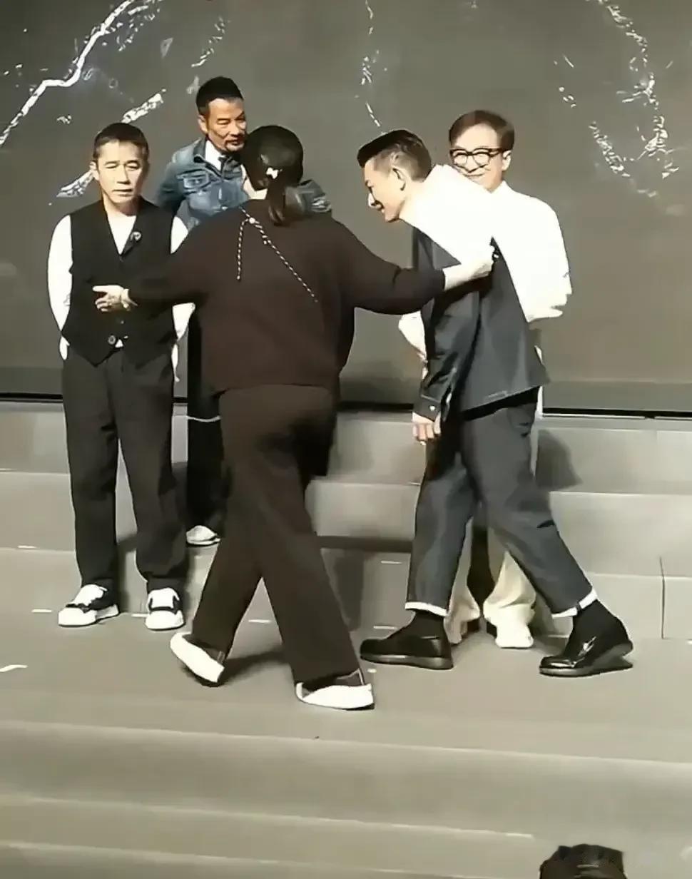 其实公开正规场合，明星的站位排序都是很讲究的，都是通过精心安排的，这里是杨受成杨
