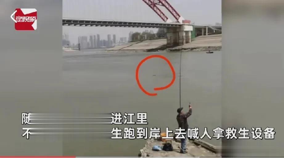 岗亭的保安要求该男子赔偿玻璃钱，为救人而不得不砸玻璃的男子当然是很委屈的，难道人