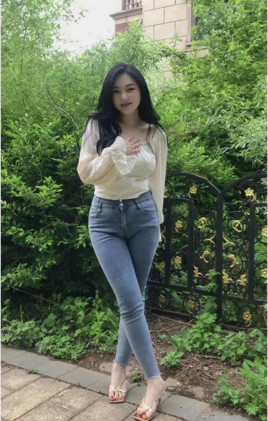 ☆对于微胖女生来说，春季穿搭的重点在于如何遮肉显瘦。今天为大家介绍一组来自于某书