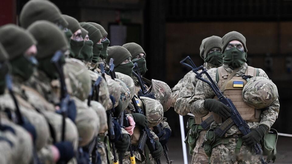 西方正在为乌克兰准备另外一场决定性的战斗，再组建成立16旅，也许乌克兰的男人真要