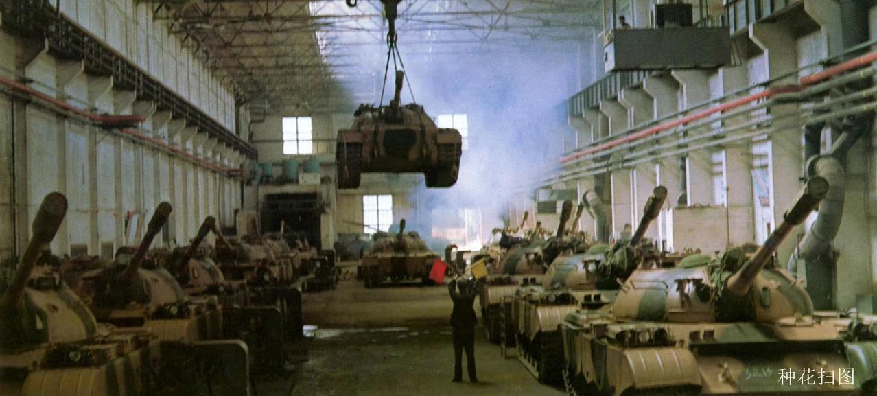 非常有意思的一张图片，包头617厂的坦克生产线正在开足马力连轴转，左边是为伊拉克