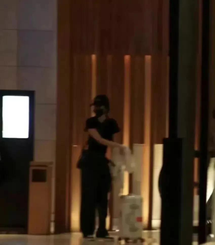 杨幂与父母入驻香港酒店，疑带乐高探望小糯米，母女俩已三年未见，网友，太缺母爱。
