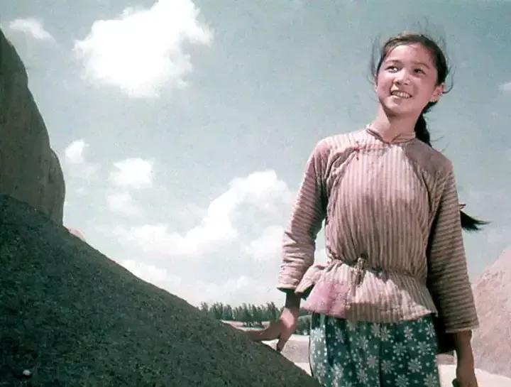 上世纪70年代，一个容貌清秀的小姑娘在一部电影里的剧照。这个小姑娘后来成了非常著