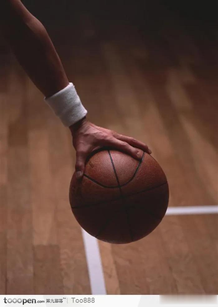  
假期休息，昨天上午与球友们打了两小时篮球，状态尚可，所以晚上聊聊篮球技巧。
