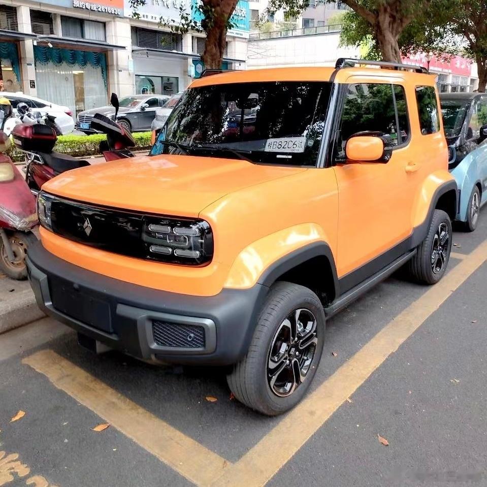 五菱宝骏悦也实车看起来好小，这个轮毂尺寸越野胎还真不好换换个铁轮毂感觉还不错，更