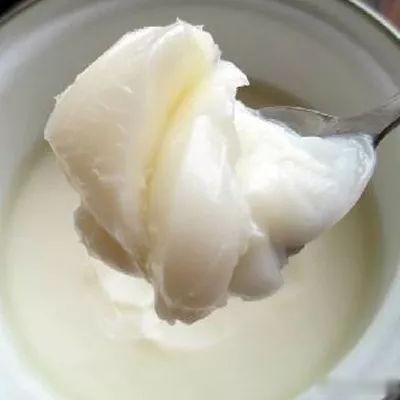 猪油味甘性凉，有润肠通便，滋补身体，解百毒，治疗手脚裂口。猪油是好的食用油脂，比