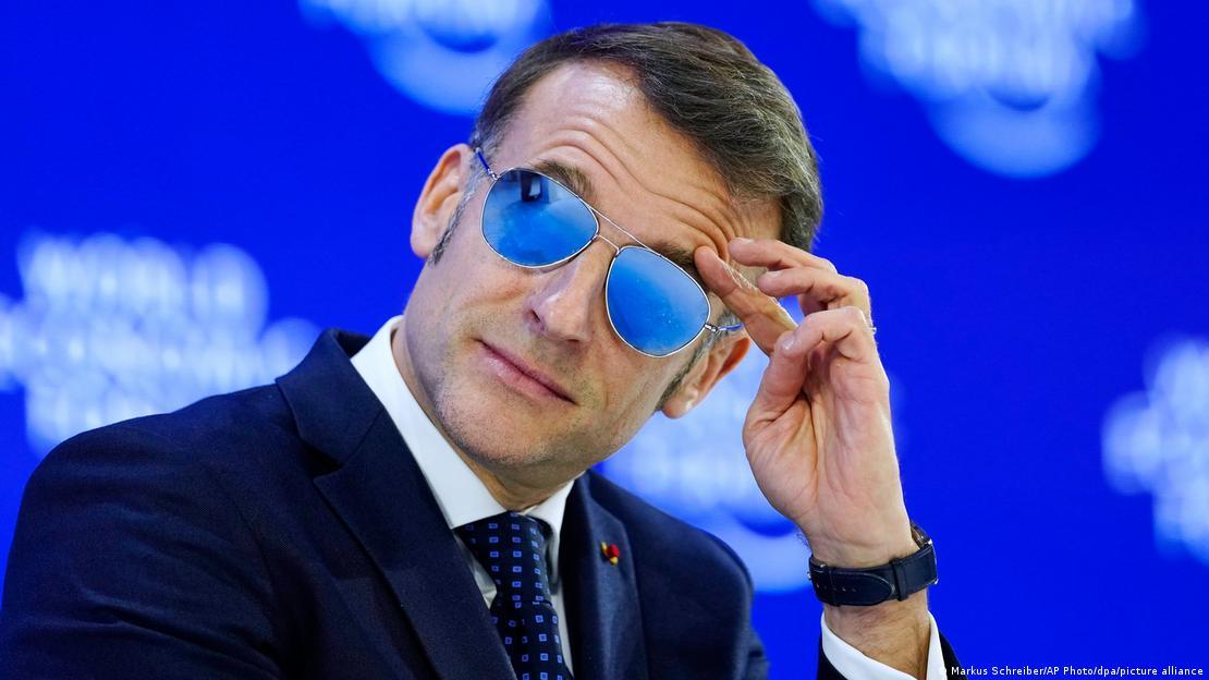 奶龙嘲笑变色龙：“我昨天看到他戴着那副漂亮的太阳镜。到底怎么回事呢？” 