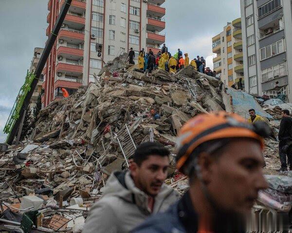 土耳其和叙利亚遭遇7.8级强震，造成4300余人死亡。周一凌晨发生的这起地震是土