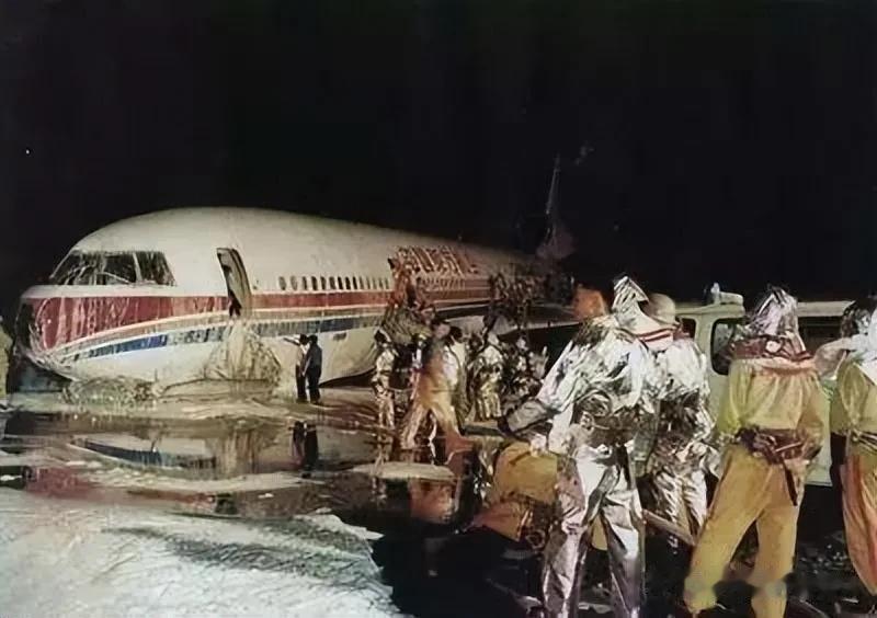 1993年我国民航客机空中遇险，被迫降落在美国空军基地。

1993年4月6日，