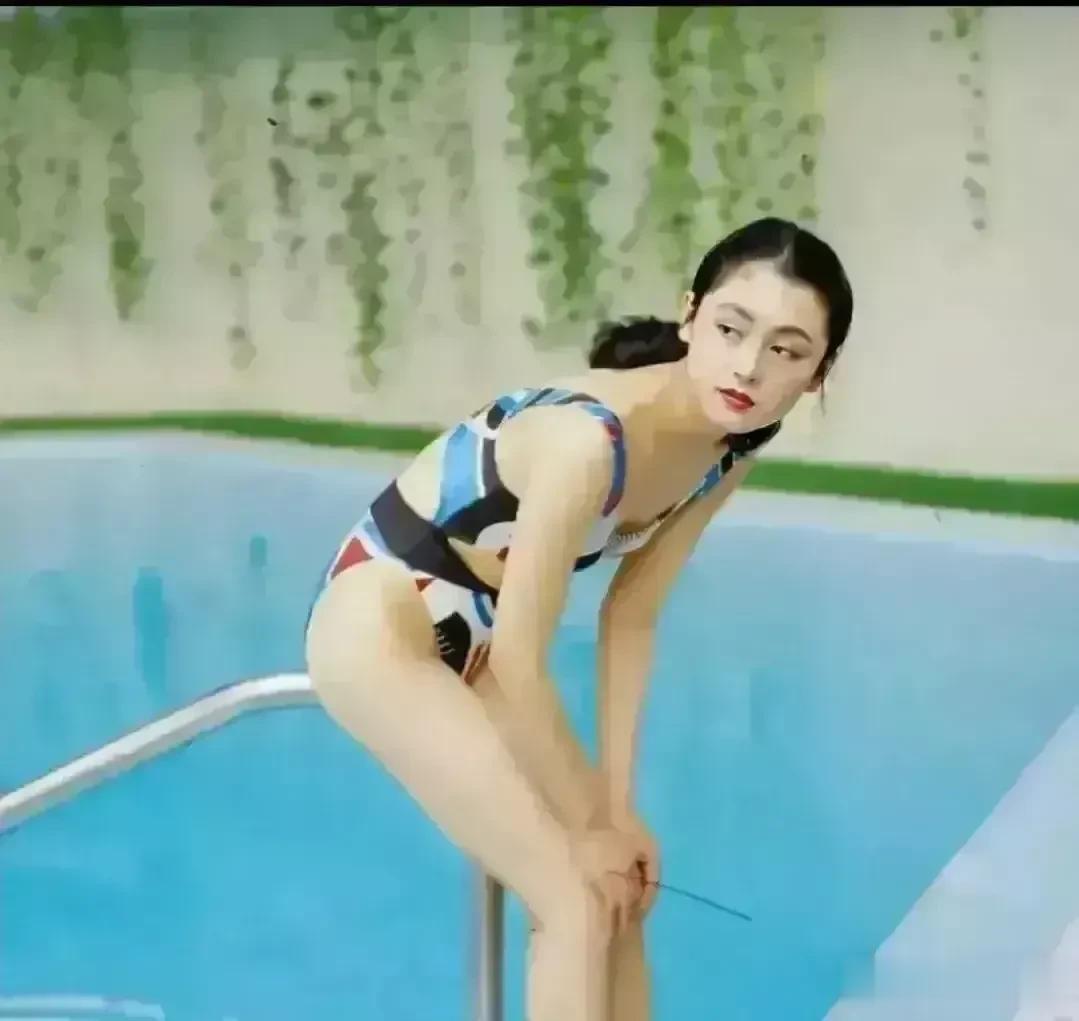 陈凯歌能够娶到陈红真的是捡到宝了，看到陈红年轻时候的照片，身材和颜值简直就是太完