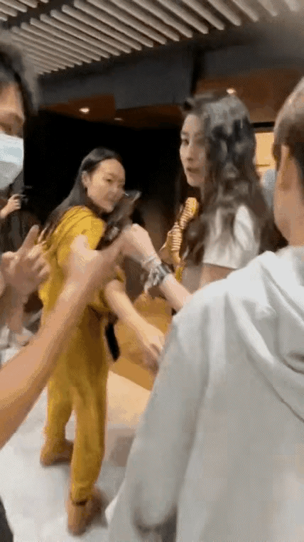 50岁陈慧琳吃了什么防腐剂，看起来也就二十几岁，少女感十足。

无论从背影还是正