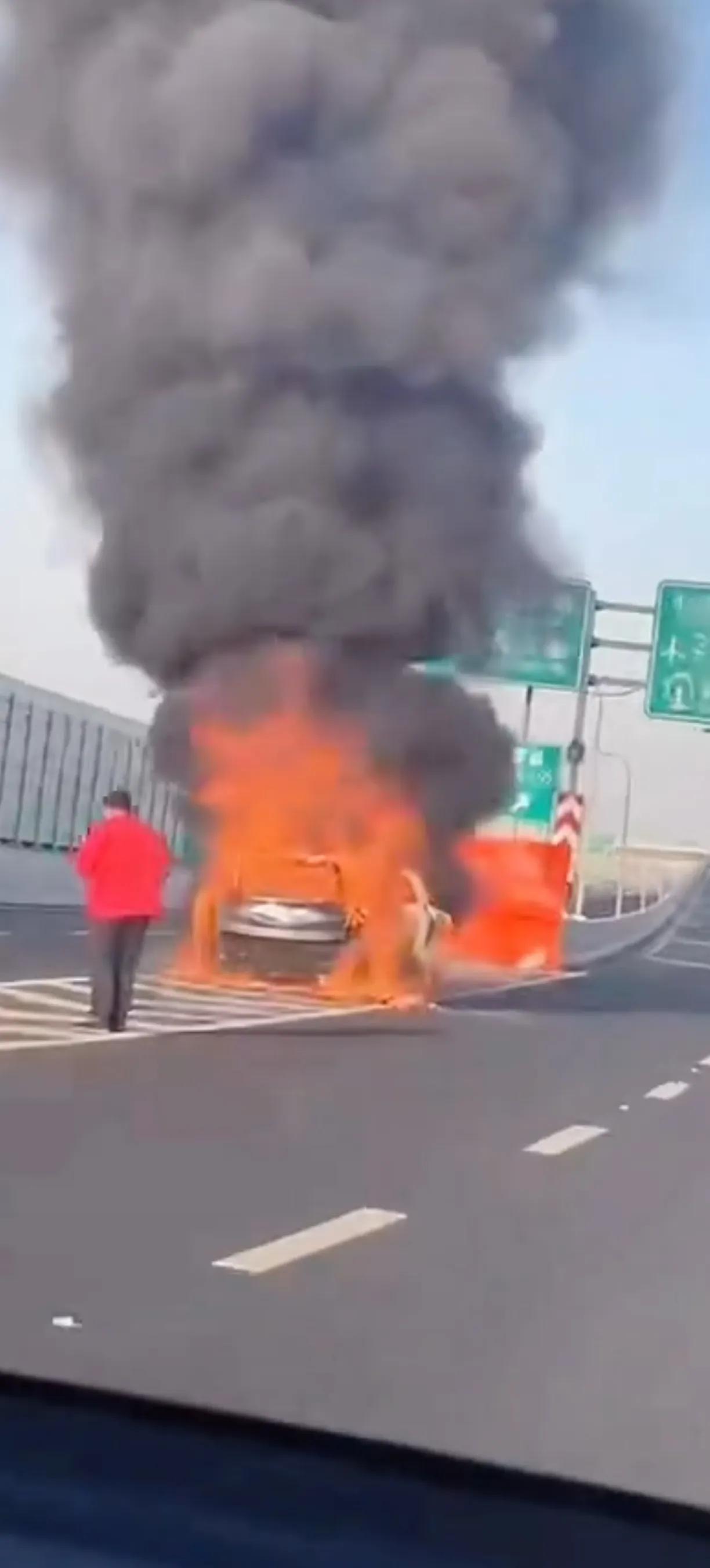 今天北翟路高架虹桥机场方向一辆汽车自燃，大家根据根据车门轮毂和尾部判断哪款车型？