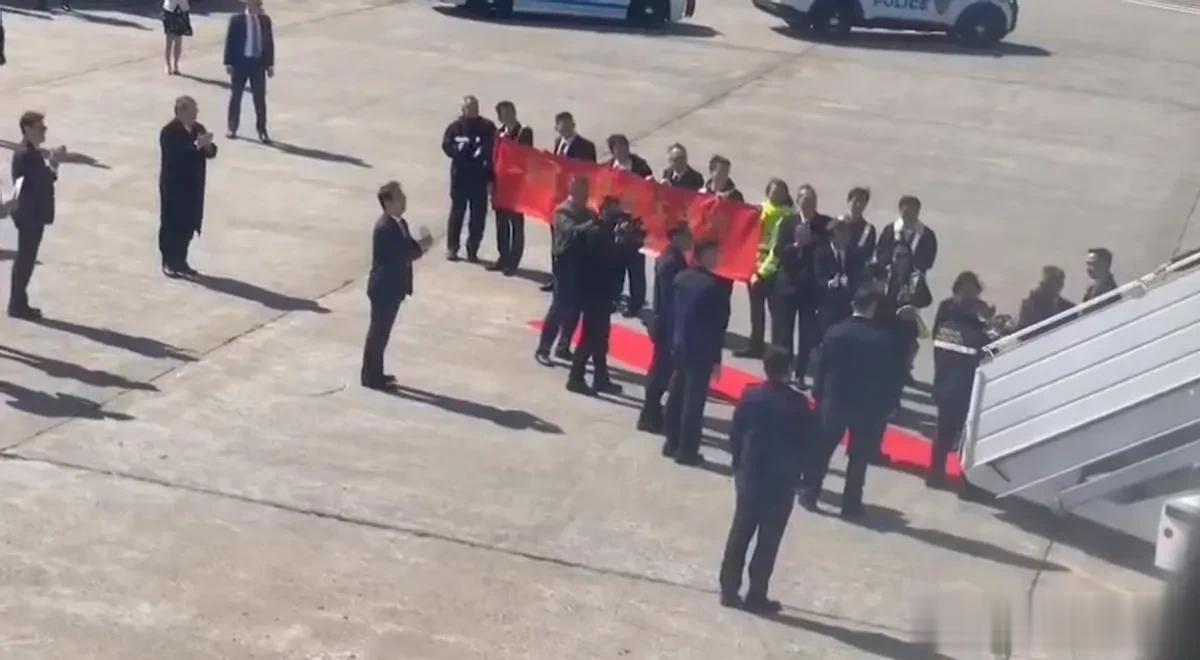 这是红地毯？我怀疑是“台独”分子看见飞机旋梯处空白，敢紧先把手上的条幅放在地上当