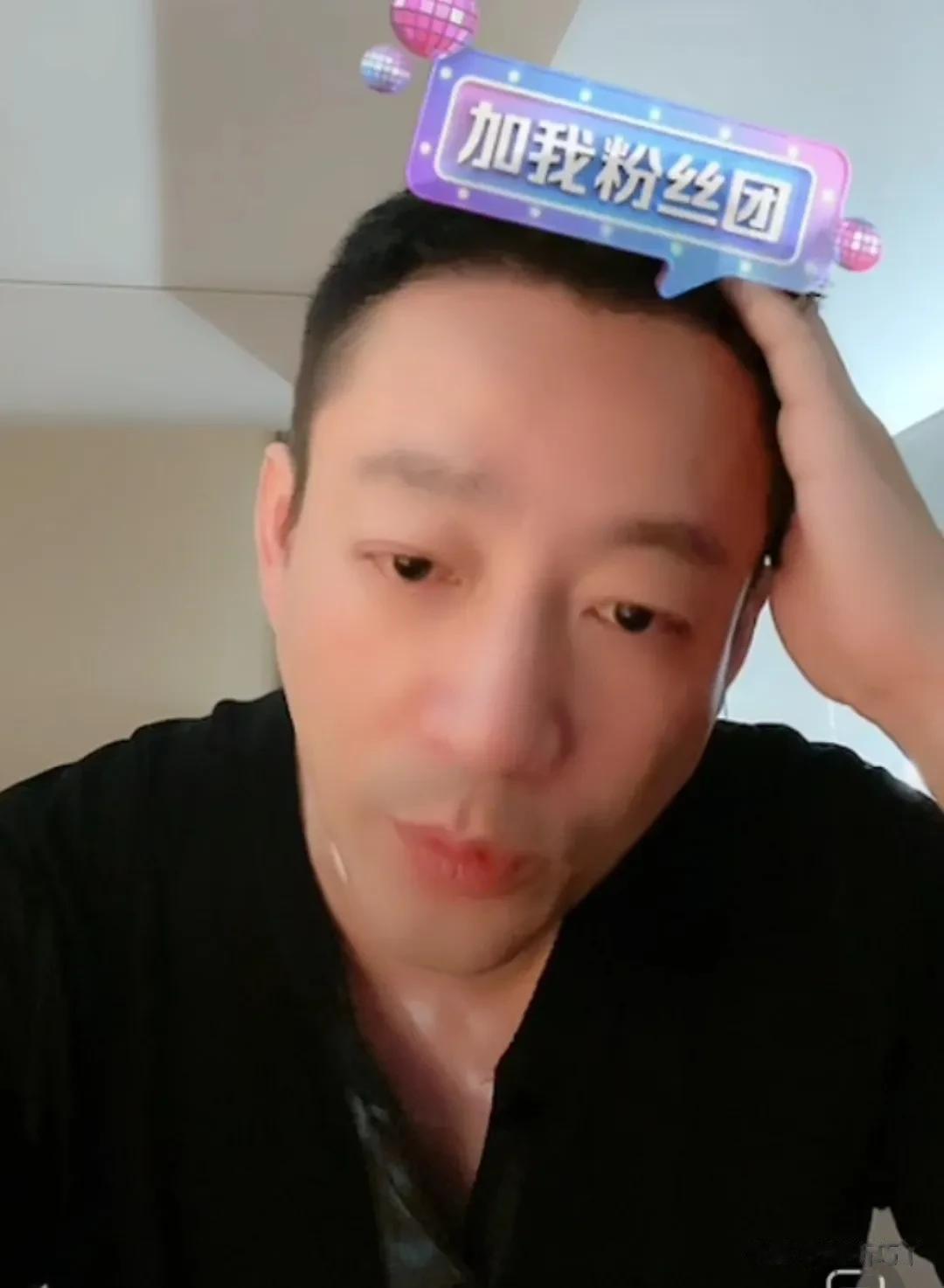 汪小菲现在挺谨慎，自己号不轻易开直播，自从去台北看孩子那几天被偷拍，之后的好些天