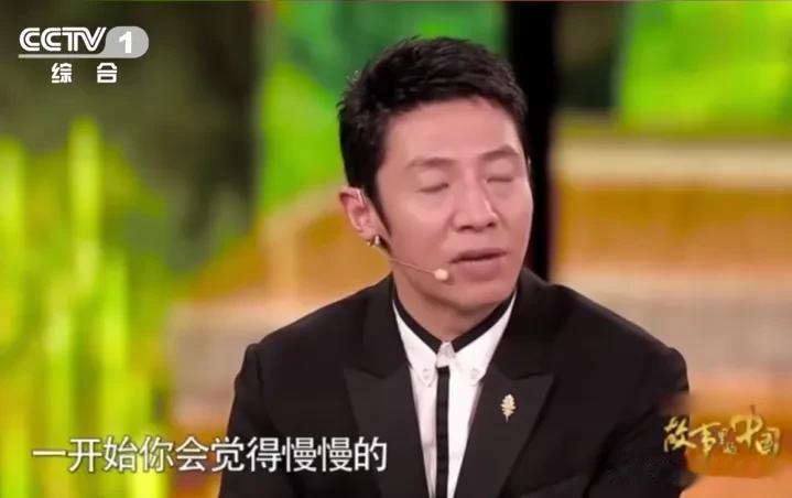 节目中，撒贝宁含泪说：“失去亲人，一开始你会觉得慢慢的、一年半载的，那种悲伤好像