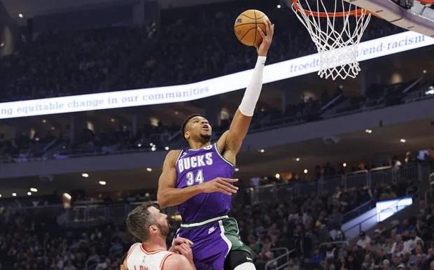 字母哥膝盖受伤将重新评估 仅一节伤退

NBA常规赛，雄鹿以128比99大胜热火