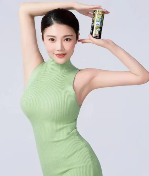 虽然饱受争议，但是不得不承认，椰树集团的审美一直都在线的，观众也很喜欢看他们的广