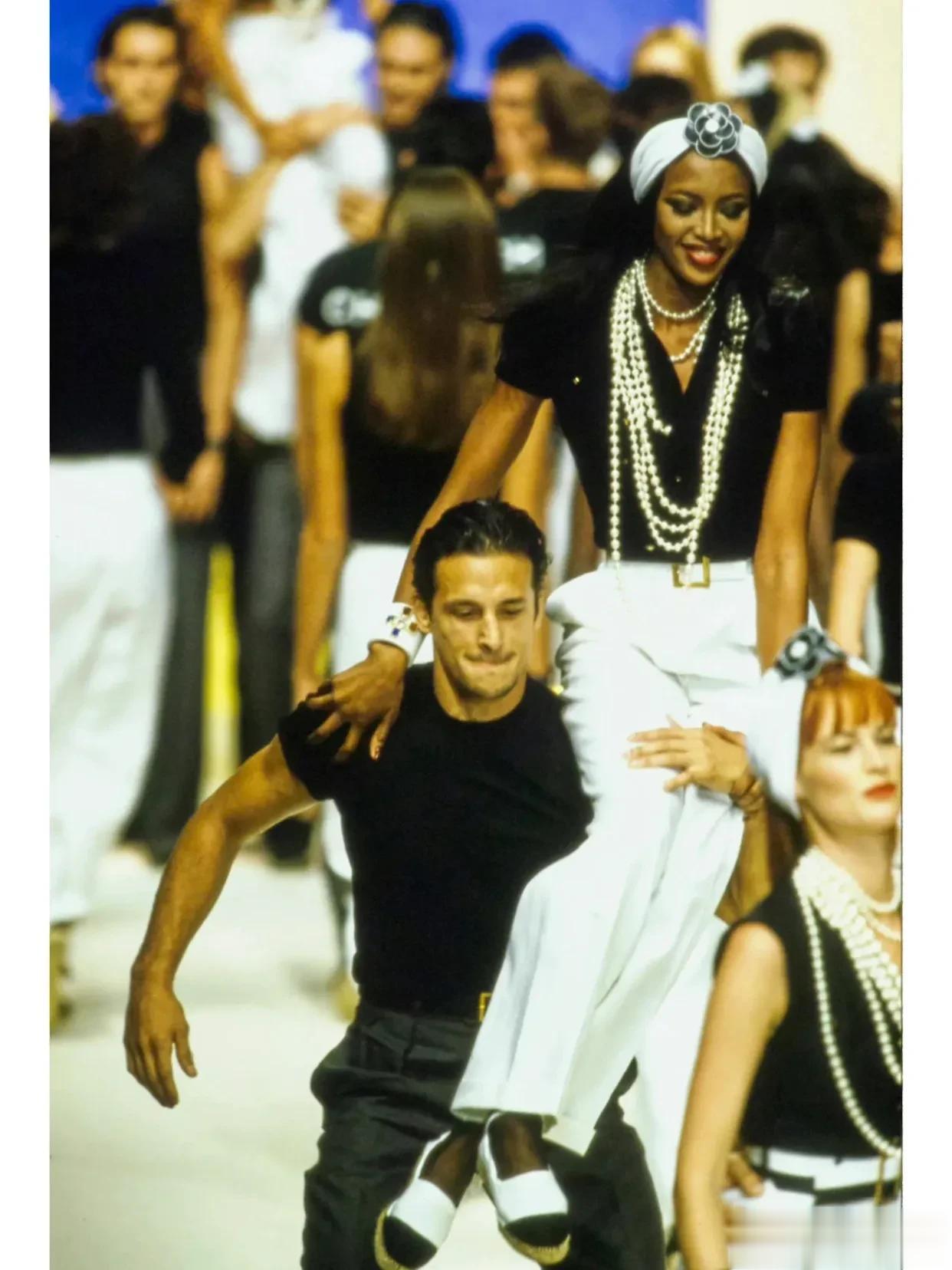 1994年，坐在猛男肩头的香奈儿模特们好开心😁
CHANEL 1995 春夏成
