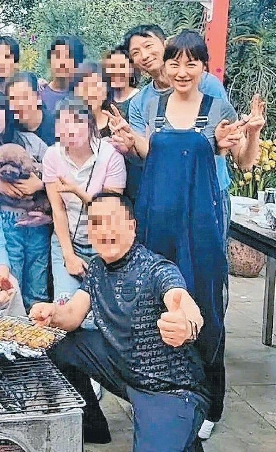   24日，演员刘心悠与朋友一同烧烤的合照曝光，照片中，刘心悠身穿背带裤，腹部隆