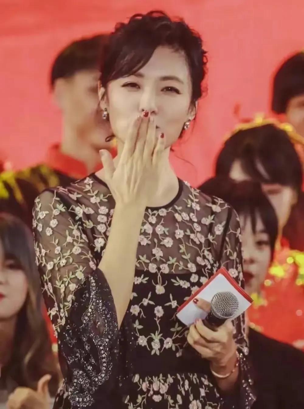 54岁的周涛身材出众，颜值惊艳，依然美得像一个少女。
虽然已经年过半百，但是如今