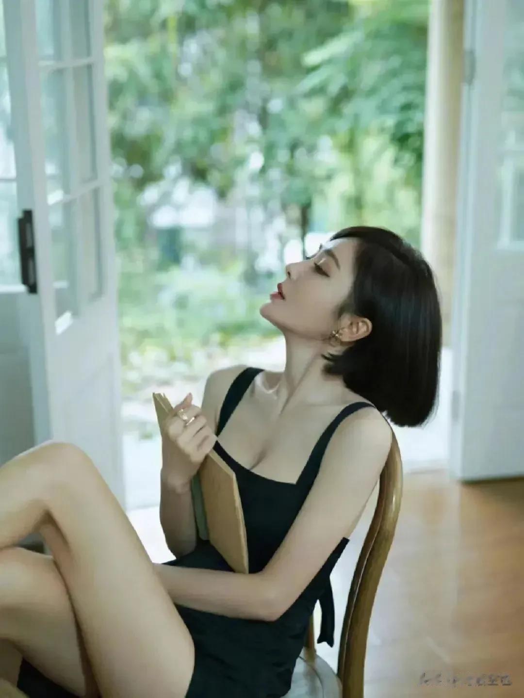 秦岚和殷桃，都同属那种妩媚动人、风情万种的女人，而且两人都一样是43岁，这是女人