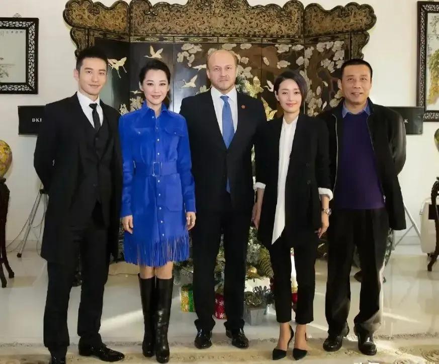 终于发现这次合照谁也没有被比下去了！

两个人同框中，一个身穿蓝色流苏裙，显得女