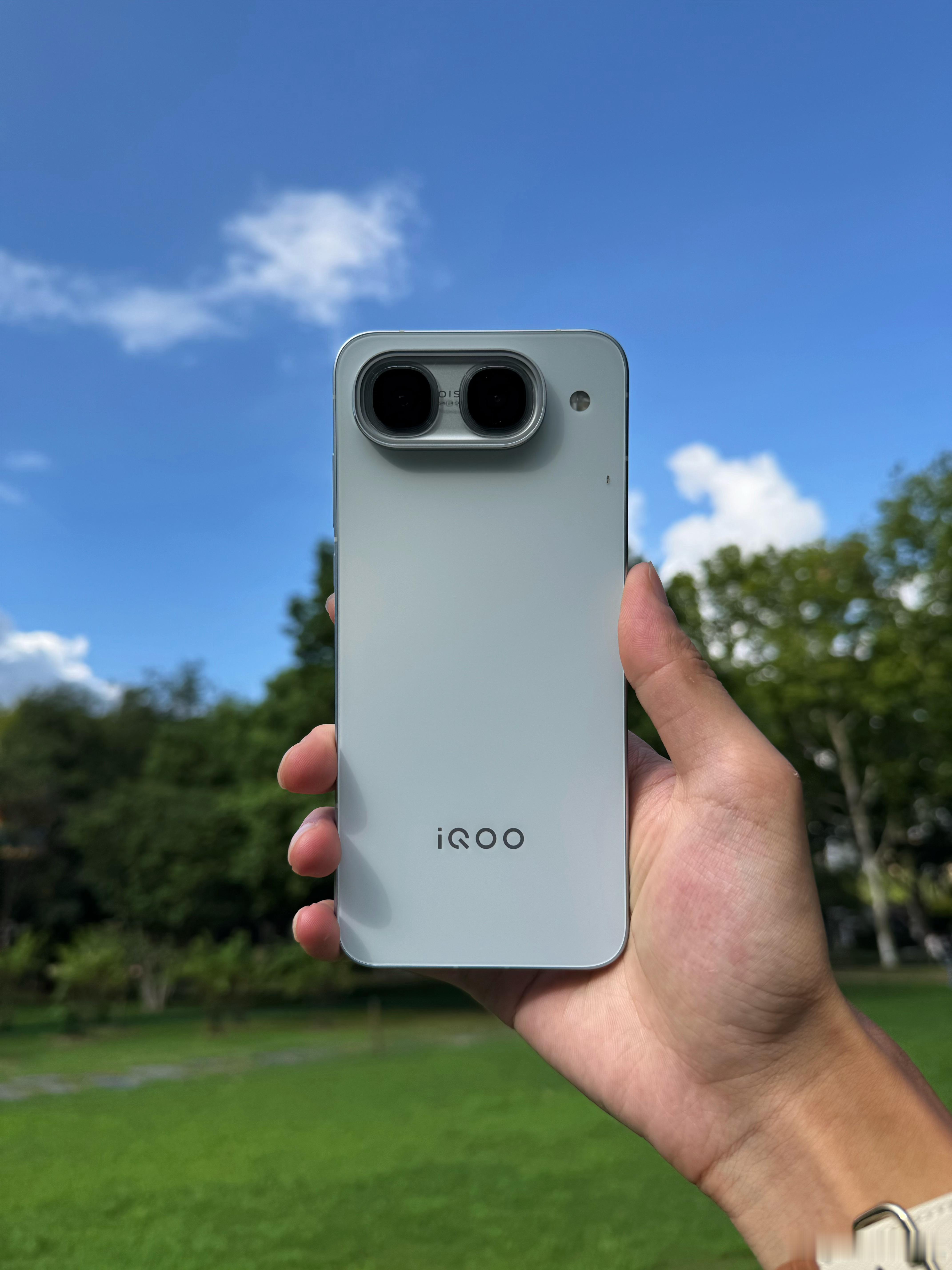 iQOO这次有点超标了。 手机好不好看，用户心知肚明 iQOONeo1...