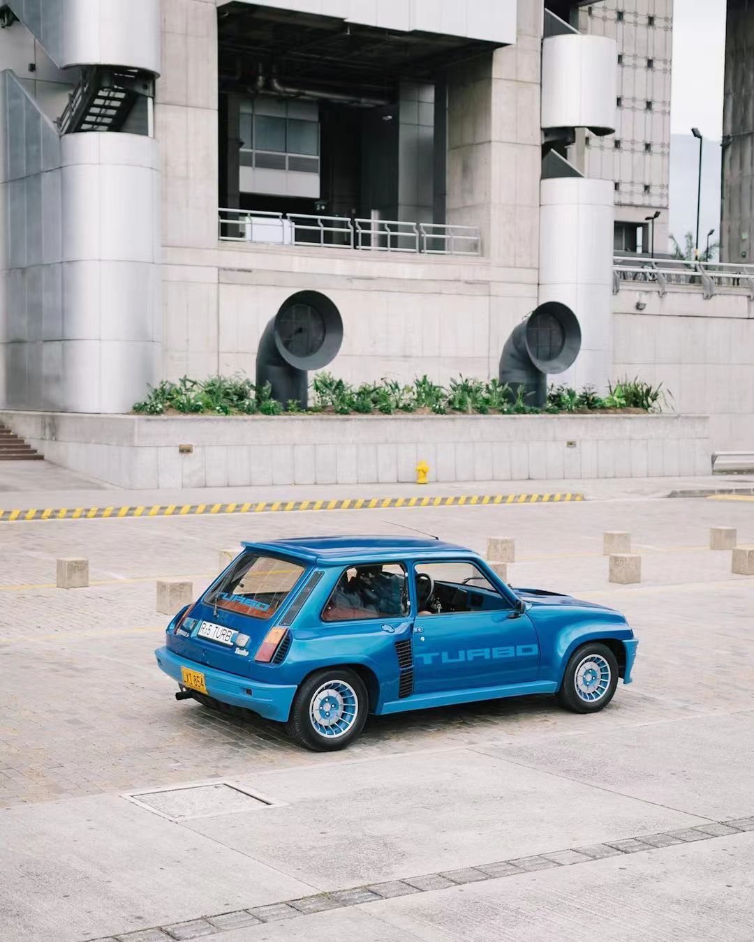 经典的雷诺5 Turbo[偷笑]传说中中置后驱的小钢炮 ​​​