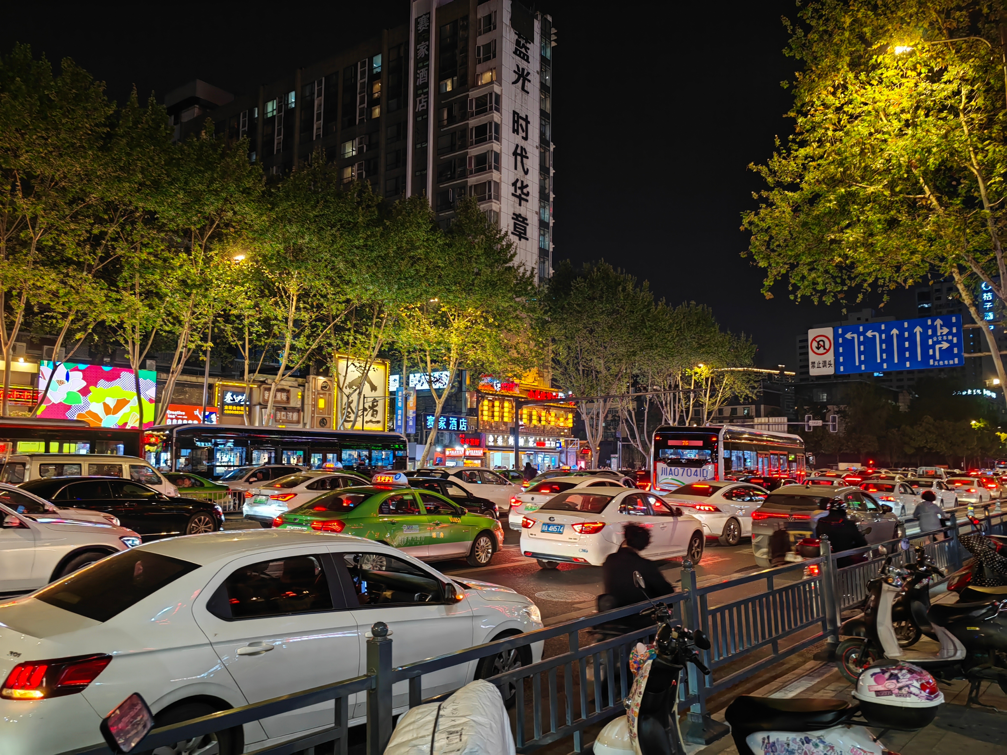 害得是成都啊，热闹  ​​​