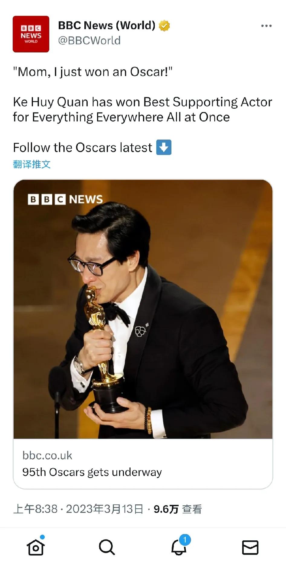 奥斯卡颁奖典礼正在进行，华裔演员关继威获得了最佳男配角
据BBC报导：
“妈妈，