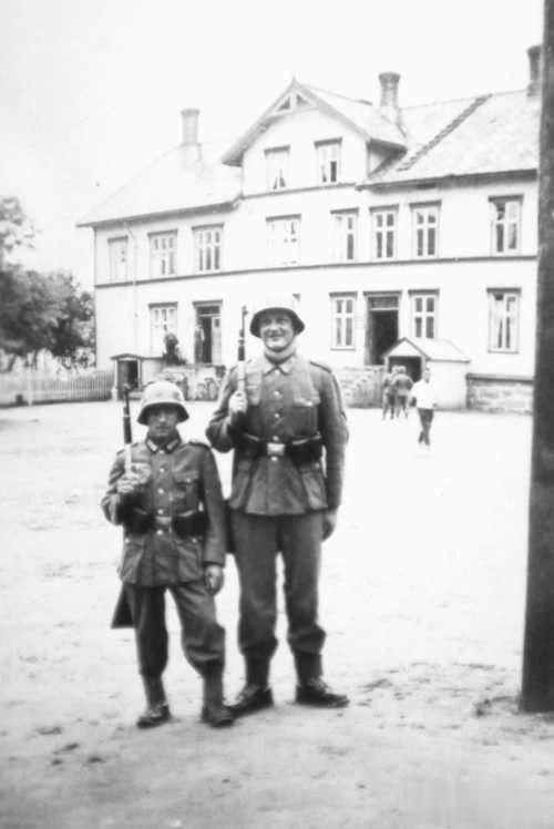 这似乎是德军部队中的保留节目，同一单位最高的人与最矮的人要来个合影。