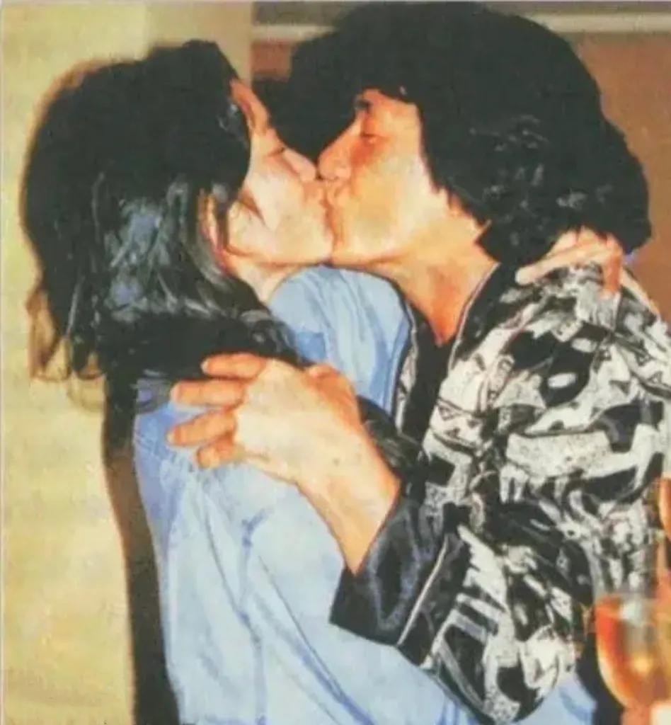 上世纪90年代，成龙大哥激吻杨紫琼的场景，画面有点辣眼睛。
这是当年在电影《超级