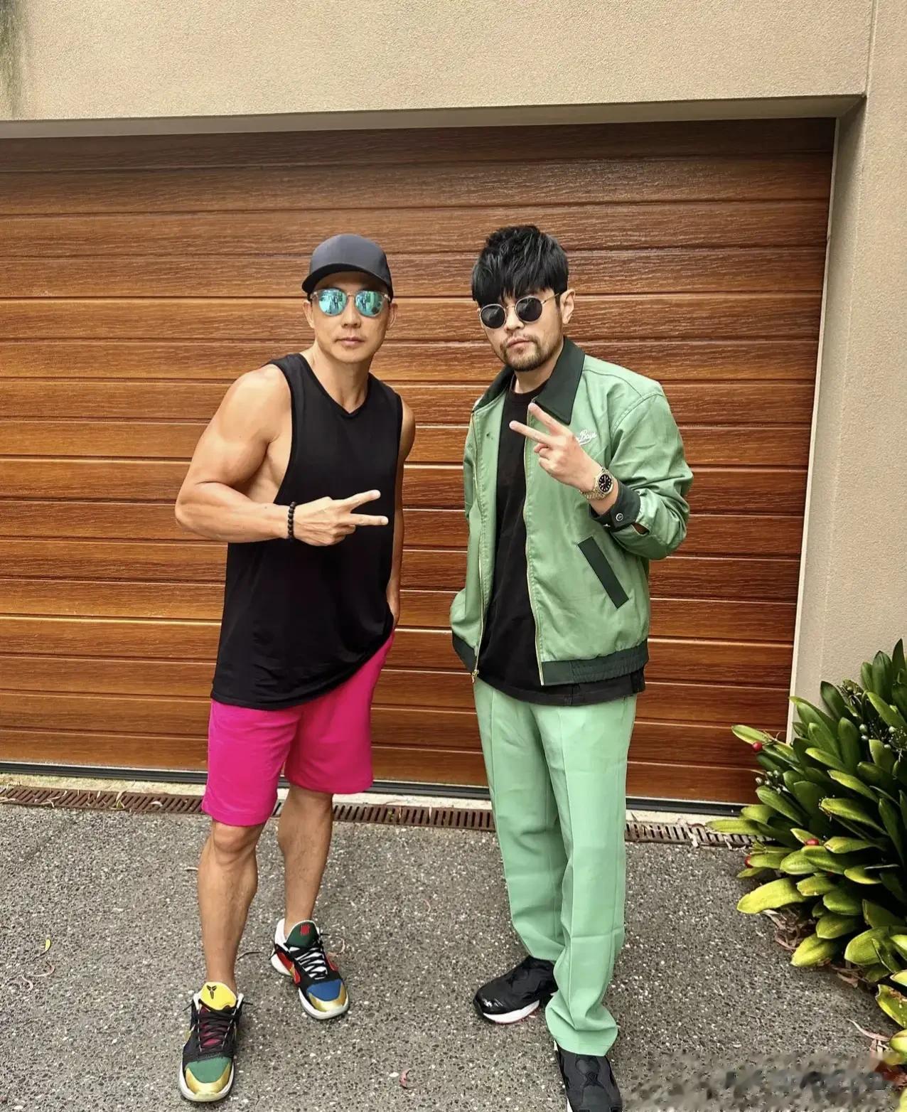 恕我眼拙，要不是刘畊宏站在一边，我真的以为这个周杰伦是模仿秀的那个，真的不是开玩